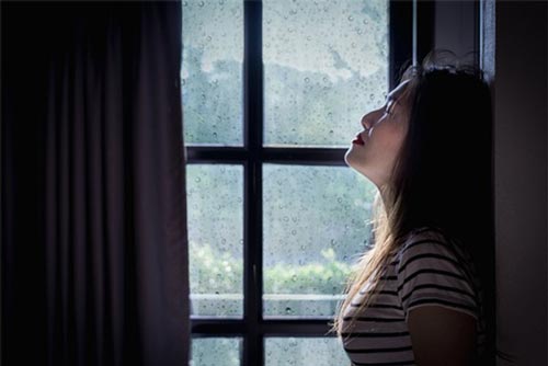 Thấy em gái túng thiếu, tôi rút 500 triệu đưa em vay, nào ngờ vấp phải thái độ lạ lùng khó hiểu của chồng