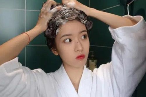 Tác hại khôn lường của việc tắm gội khuya