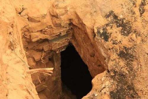 Đào mộ cho mẹ, chàng trai phát hiện 'hố đen' khổng lồ trong vườn - Hàng xóm 'hối lộ' 1,7 tỷ đổi lấy kho báu