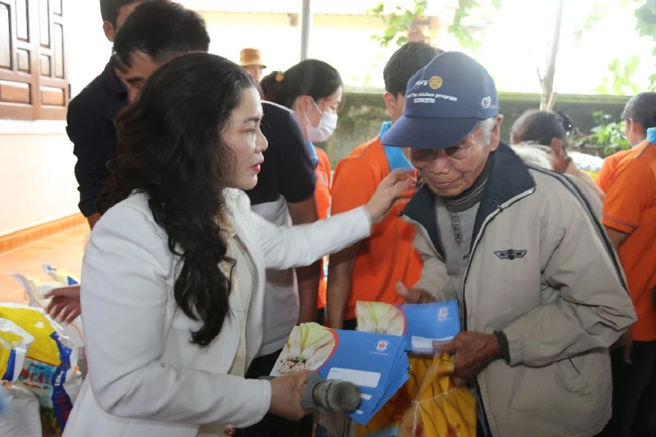 Bà Đặng Thị Kim Oanh, Chủ tịch Quỹ Từ thiện Kim Oanh (Kim Oanh Group) tặng quà và động viên các hộ gia đình bị thiệt hại nặng do bão lụt tại tỉnh Thừa Thiên Huế.