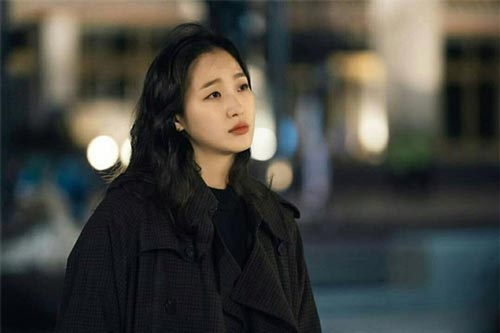 Thương mẹ chồng nên tôi xin nghỉ làm cả tuần về quê chăm bà ốm, nửa đêm nghe bà gọi điện cho em gái mà tôi bủn rủn