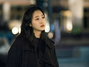 Thương mẹ chồng nên tôi xin nghỉ làm cả tuần về quê chăm bà ốm, nửa đêm nghe bà gọi điện cho em gái mà tôi bủn rủn