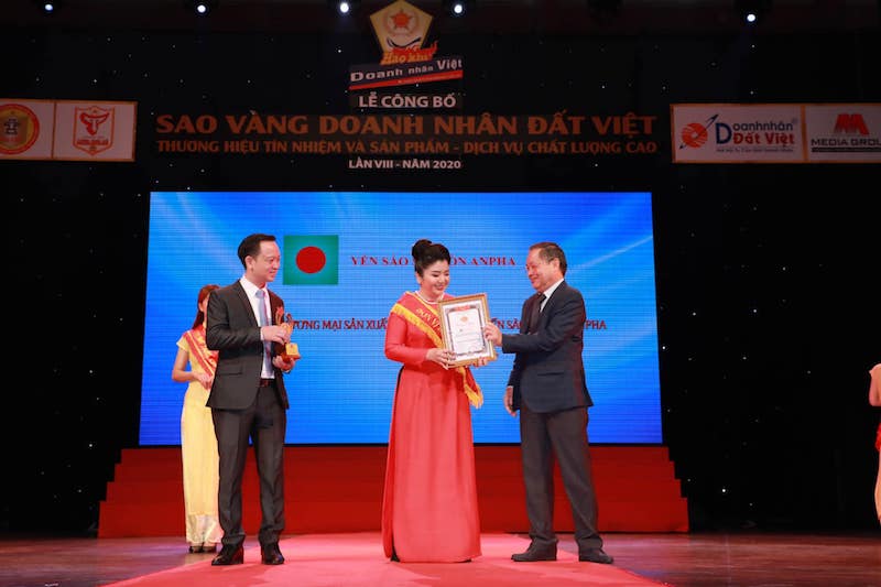 Đại diện Yến Sào Sài Gòn Anpha nhận giải thưởng.