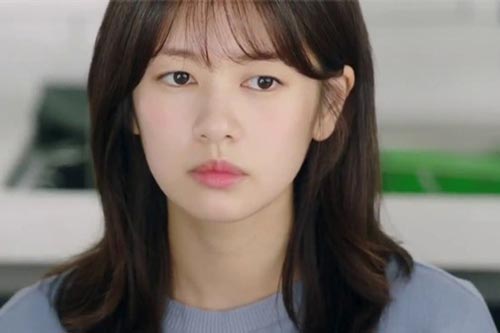 Chị dâu đi làm về mặt xanh như tàu lá chuối rồi xin sang ngoại dưỡng bệnh nửa tháng, nhưng mẩu giấy trong thùng rác khiến tôi bàng hoàng và phẫn nộ