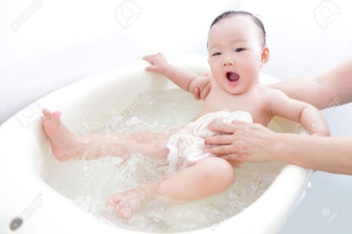 4 sai lầm khi tắm cho bé khiến con ốm lên ốm xuống trong suốt mùa đông
