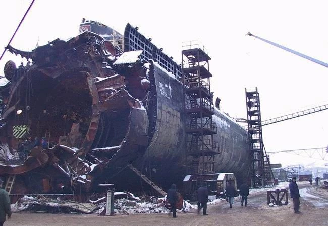 Tàu ngầm Kursk nặng 16.000 tấn đã bị phá hủy trong một vụ nổ lớn vào ngày 12 tháng 8 năm 2000.