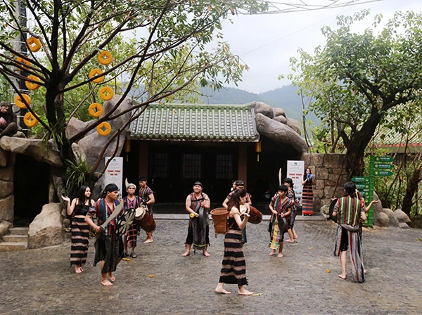 Vũ điệu Cơ Tư "Tung Tung Da Dá" mới được Công viên Suối khoáng nóng Núi Thần Tài đưa vào phục vụ miễn phí nhằm tăng thêm sức hấp dẫn cho Khu du lịch