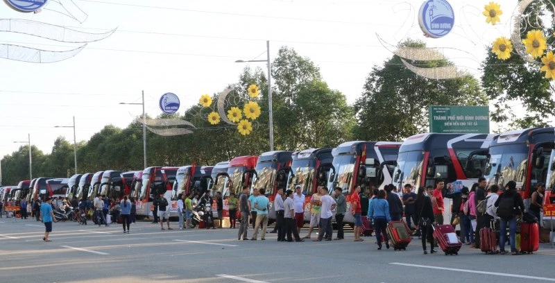 Năm nay tỉnh Bình Dương tiếp tục duy trì tiếp tục tổ chức “Chuyến xe xuân nghĩa tình” cho ĐVCĐ và NLĐ có hoàn cảnh khó khăn về quê đón Tết Nguyên đán Tân Sửu 2021.