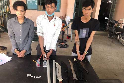 Bình Dương: 4 đối tượng tàng trữ hung khí nguy hiểm