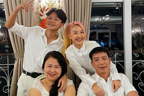 Lần hiếm hoi Quỳnh Anh Shyn khoe ảnh bên ba thế hệ trong nhà, dân tình rầm rầm xin info của em trai