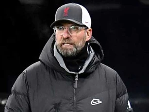 Klopp sợ Liverpool cạn tiền, khó mua trung vệ mới