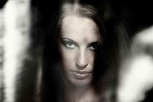 Bí ẩn ám ảnh: Tại sao ban đêm người trong ảnh nhìn chằm chằm vào ta?