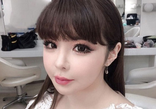 Park Bom xuất hiện xinh đẹp, khoe giảm 11 kg vào năm mới