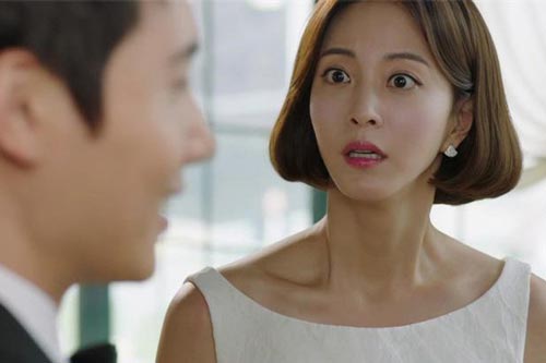 Con dâu nằm xem tivi để bố chồng nấu cơm, đến khi ăn cơm, bố tôi vừa chê trách thì chị dâu bật lại một câu khiến cả nhà choáng váng