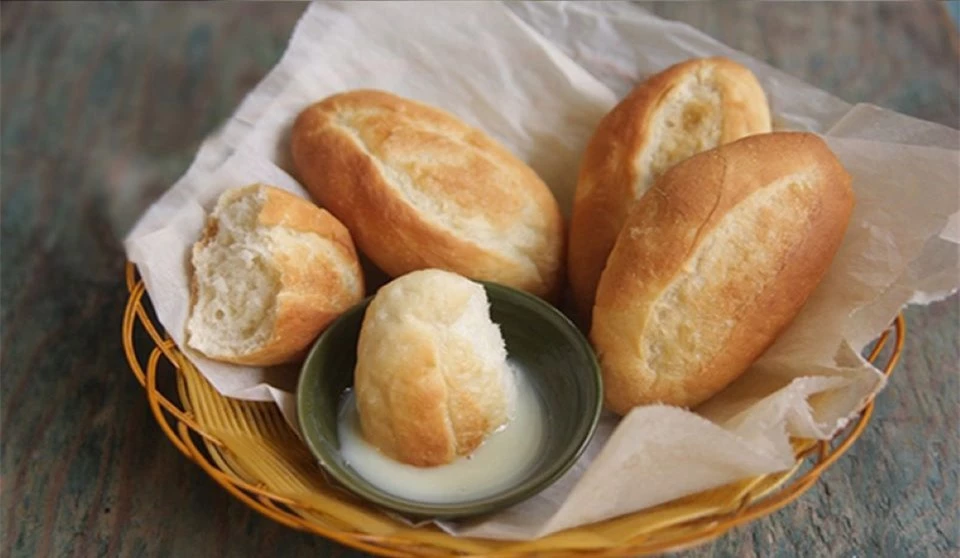 Bánh mì chấm sữa, ăn thế nào mới thực sự "đạt chuẩn"?