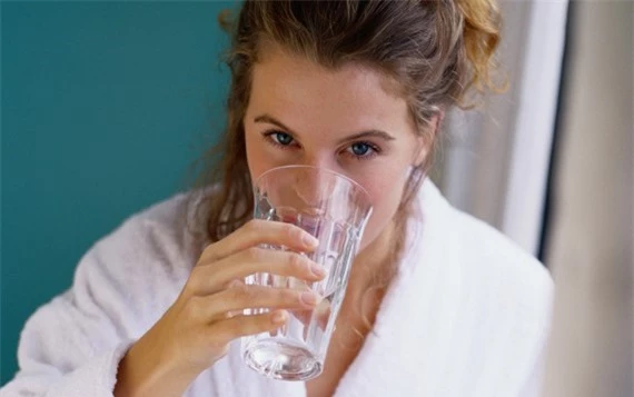 Uống đủ nước trong mùa đông cải thiện cả sắc đẹp và sức khỏe
