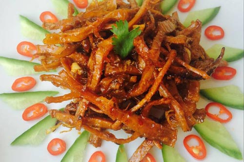 Cá khô xào chua ngọt giản dị mà đưa cơm