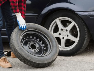 Thay lốp dự phòng nên lắp bánh trước hay bánh sau?