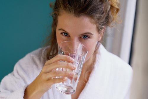 Uống đủ nước trong mùa đông cải thiện cả sắc đẹp và sức khỏe