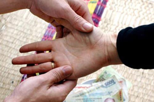 Giải mã 'bí kíp' tại sao thầy bói luôn nói đúng và chính xác