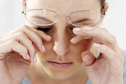 Mẹo chống khô, mỏi mắt cho dân văn phòng