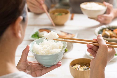 Sai lầm khi ăn cơm rất nhiều người mắc phải