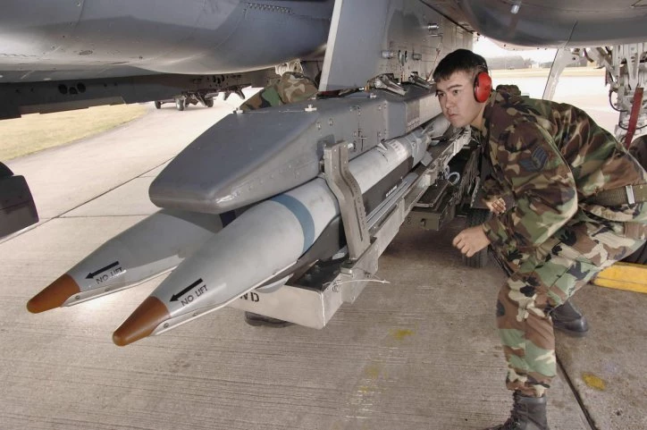 Bom đường kính nhỏ GBU-39 SDB lắp trên chiến đấu cơ đa năng F-15E. Ảnh:Janes Defense.