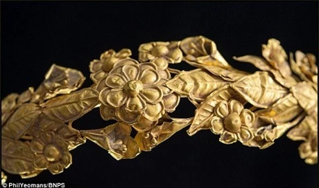 Chiếc vòng này được thực hiện họa theo những chiếc vòng làm từ hoa lá tươi trong văn hóa Hy Lạp cổ đại