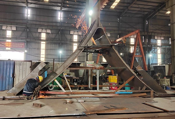 Phần cầu thép đang được chế tạo, sản xuất và lắp đặt thử ở nhà máy