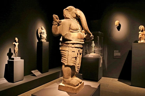 Năm 2014, tác phẩm đã vinh dự được giới thiệu trong trưng bày với chủ đề “The Lost Kingdoms – Hindu-Buddhist sculpture of early Southeast Asia”, tổ chức tại Bảo tàng Metropolitant, New York. (Ảnh: Bảo tàng Điêu khắc Chăm Đà Nẵng cung cấp từ nguồn ảnh: Suzanne DeChillo -The New York Times)