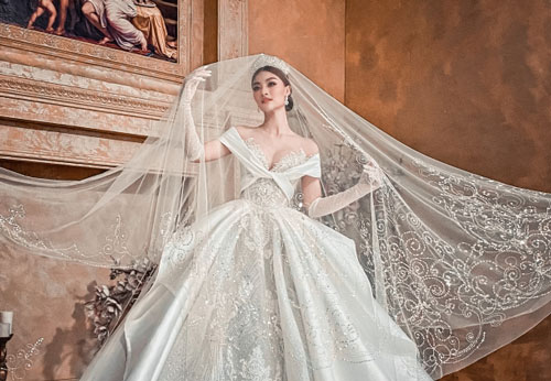 Á hậu Kiều Loan quyến rũ khi hóa thân công chúa Hoàng gia