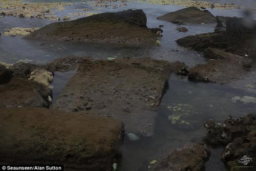 Thành phố cổ đại bỗng nhiên 'hiện nguyên hình' trên bờ biển sau thủy triều