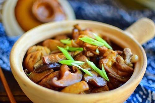 Gà om nấm đông cô lạ miệng, cho bữa cơm ngày lạnh thêm phần hấp dẫn