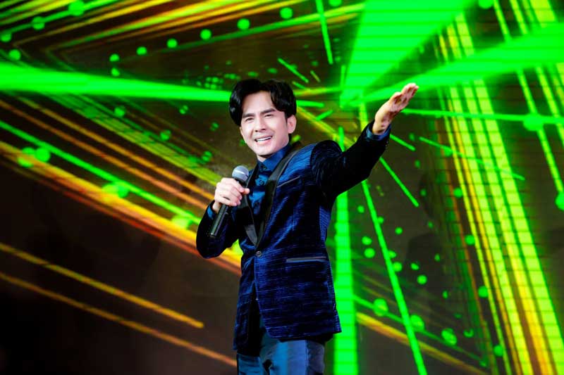 Top 8 ca sĩ Việt 'đổi đời' nhờ đổi nghề đúng lúc