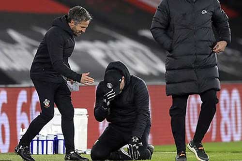 HLV Southampton quỳ gối khóc nức nở sau chiến thắng trước Liverpool