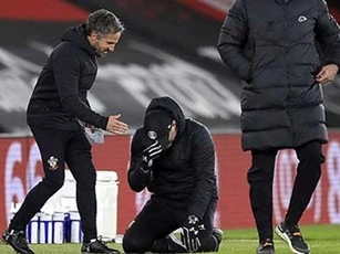 HLV Southampton quỳ gối khóc nức nở sau chiến thắng trước Liverpool