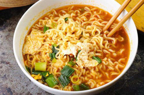 Những người không nên ăn mì tôm