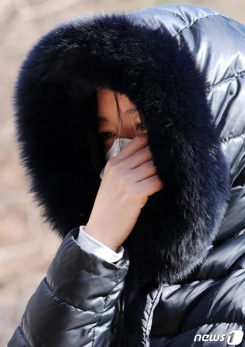 Lee Young Ae đã khóc nghẹn ngào khi đứng trước mộ em bé xấu số.