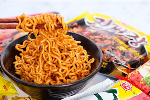 "Bật mí" cách ăn mì tôm không gây hại cho sức khỏe