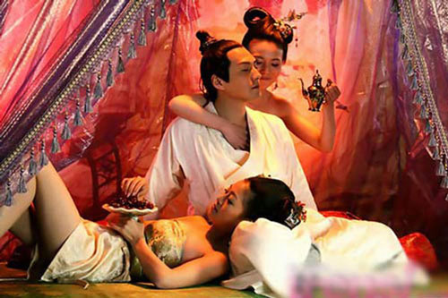 Bí ẩn những ông vua có sở thích "yêu" quái dị