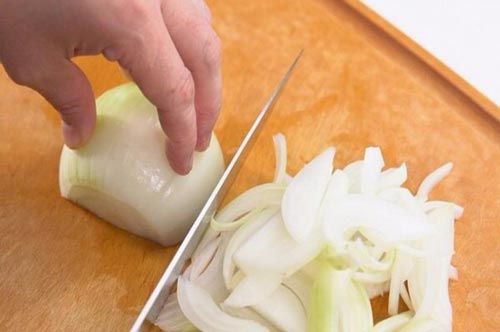 Mẹo cắt hành tây mà không cay mắt
