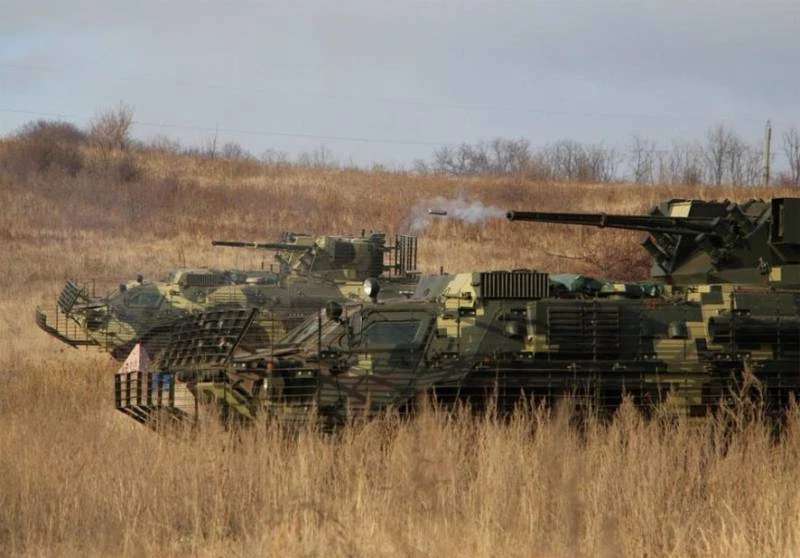 Xe chiến đấu bộ binh BTR-4E của Ukraine khai hỏa khẩu pháo 30 mm. Ảnh: TASS.