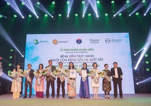 Bệnh viện Quốc tế Hạnh Phúc nhận danh hiệu “Bệnh viện Thực hành nuôi con bằng sữa mẹ xuất sắc”