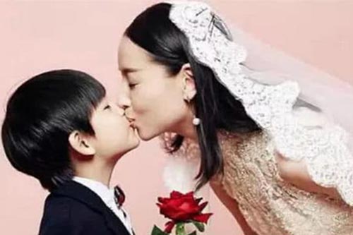 Đổng Khiết chụp ảnh cưới cùng cậu con trai 10 tuổi và tiết lộ hôn con 100 lần mỗi ngày: Đây là tình mẫu tử hay thói quen bệnh hoạn?