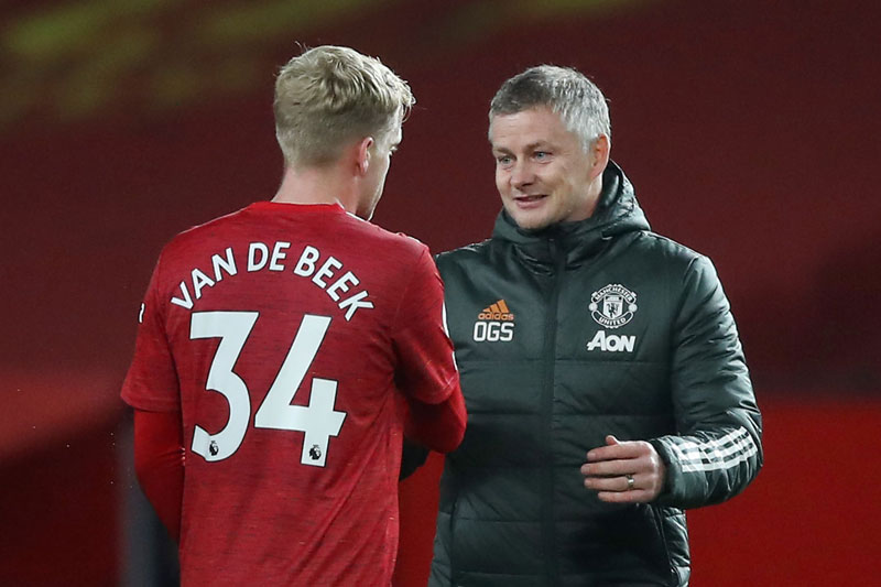 HLV Solskjaer hứa trao cơ hội cho Van de Beek