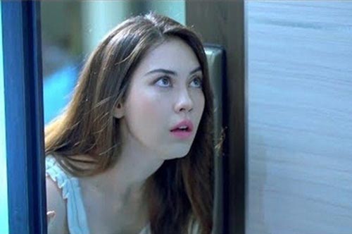 Sáng chưa thấy người giúp việc dậy chuẩn bị bữa sáng, tôi vào gọi để rồi sốc óc thấy cảnh trong phòng