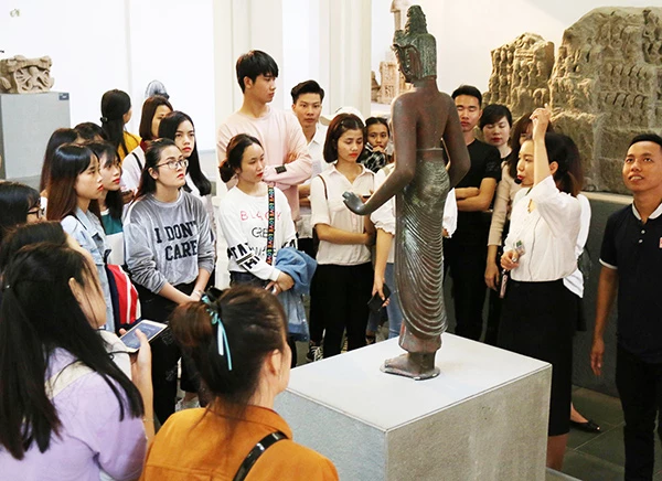 Bảo vật quốc gia Tượng Bồ tát Tara tại Bảo tàng Điêu khắc Chăm Đà Nẵng thu hút đông đảo khách tham quan (Ảnh: Ngọc Hà)