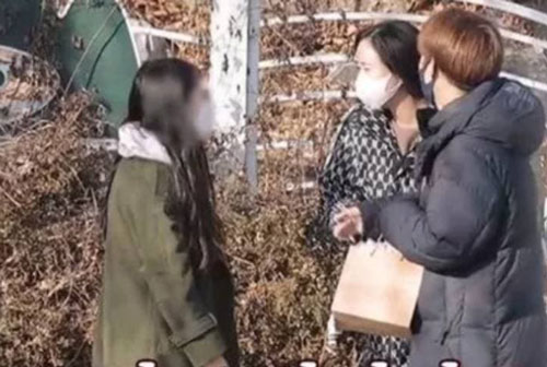 Hoa hậu Hàn Quốc khiến khán giả bức xúc vì màn bán đồ cũ vô duyên hết chỗ nói, đến chồng cũng phải 'bó tay'