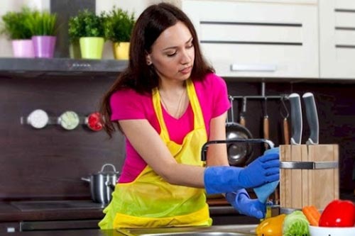 3 cách xử lý vết dầu mỡ bám dính khi nấu ăn