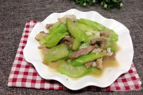 Bí quyết để món mướp xào thịt bò không bị thâm đen